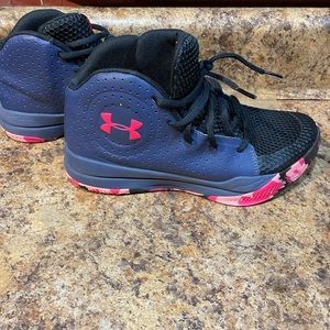 Under armour size 5 youth basketball 🏀 shoes